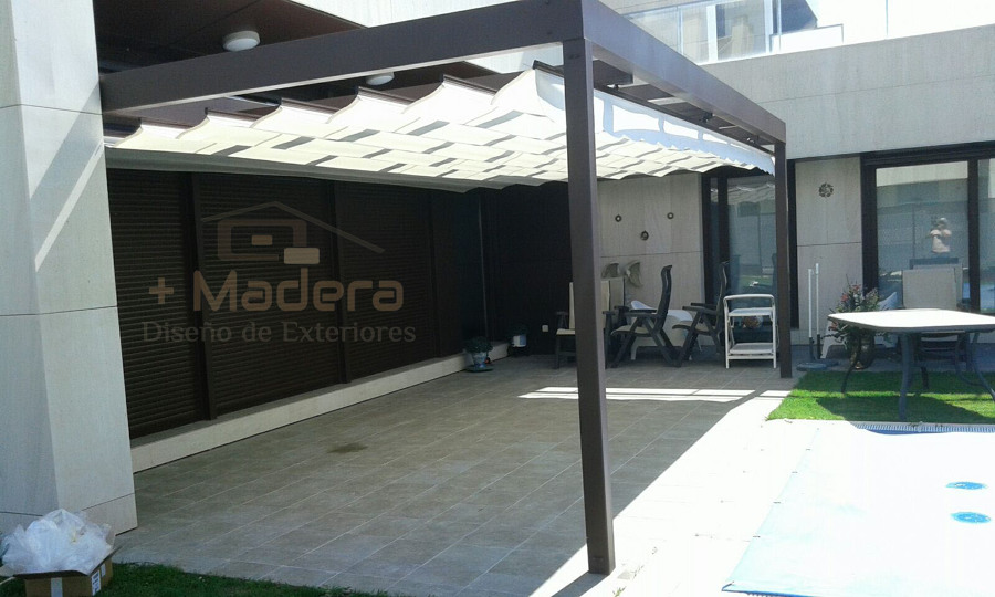 PÉRGOLA ALUMINIO ADOSADA CON TOLDO PALILLERO