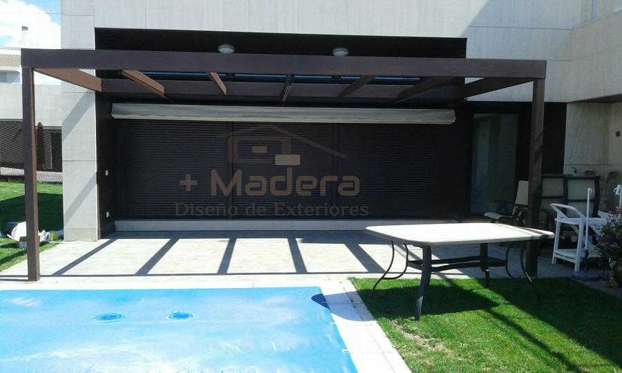 PÉRGOLA ALUMINIO ADOSADA CON TOLDO PALILLERO