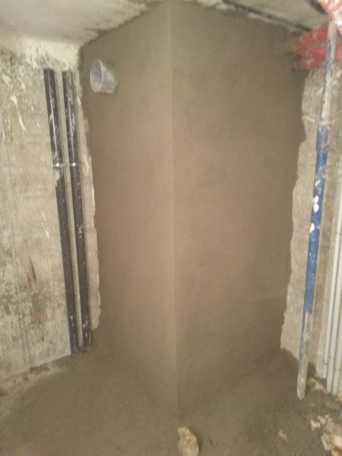 Exterior de arqueta de arranque elevada en sotano