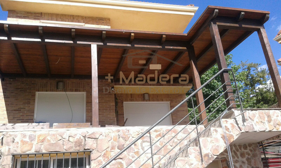 PORCHE ADOSADO A UN AGUA DE MADERA