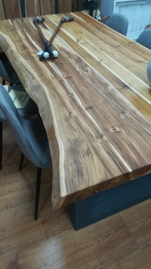 Mesa de Nogal Español, color natural.