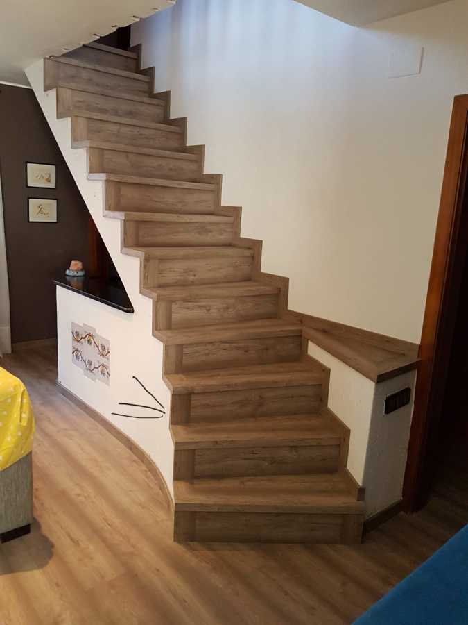 Escaleras con parquet y rodapié