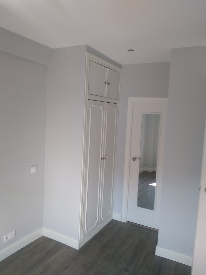 Dormitorio con armario empotrado