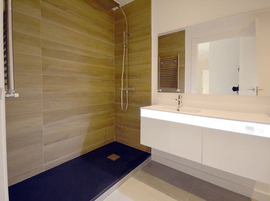 BAÑO ELEGANTE Y MODERNO