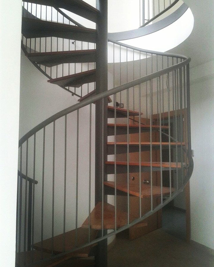 Escalera de caracol metálica