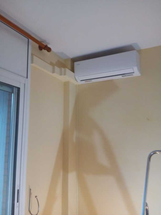 Split de Aire acondicionado con escultura cubista