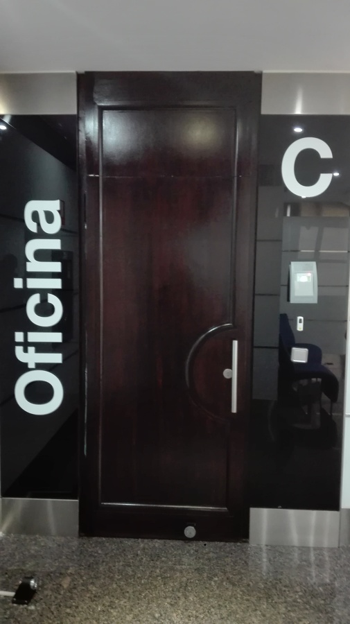 Puertas de entrada a oficinas edificio 12 estrellas