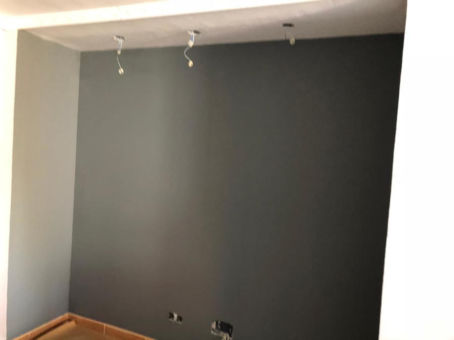 Frente de salón en tonos grises.