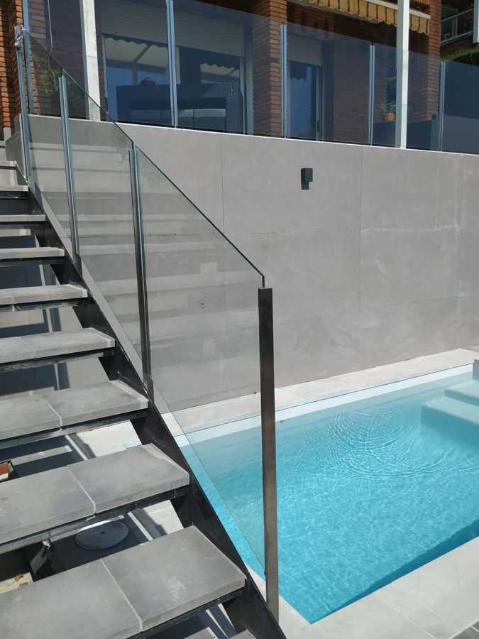 Escalera acceso piscina con cristalera