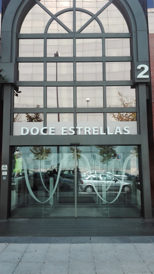 Fachada metálica edificio 12 estrellas