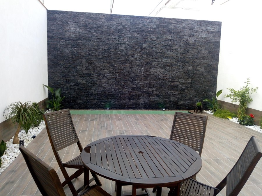 Vista frontal muro llorón con mobiliario de jardín