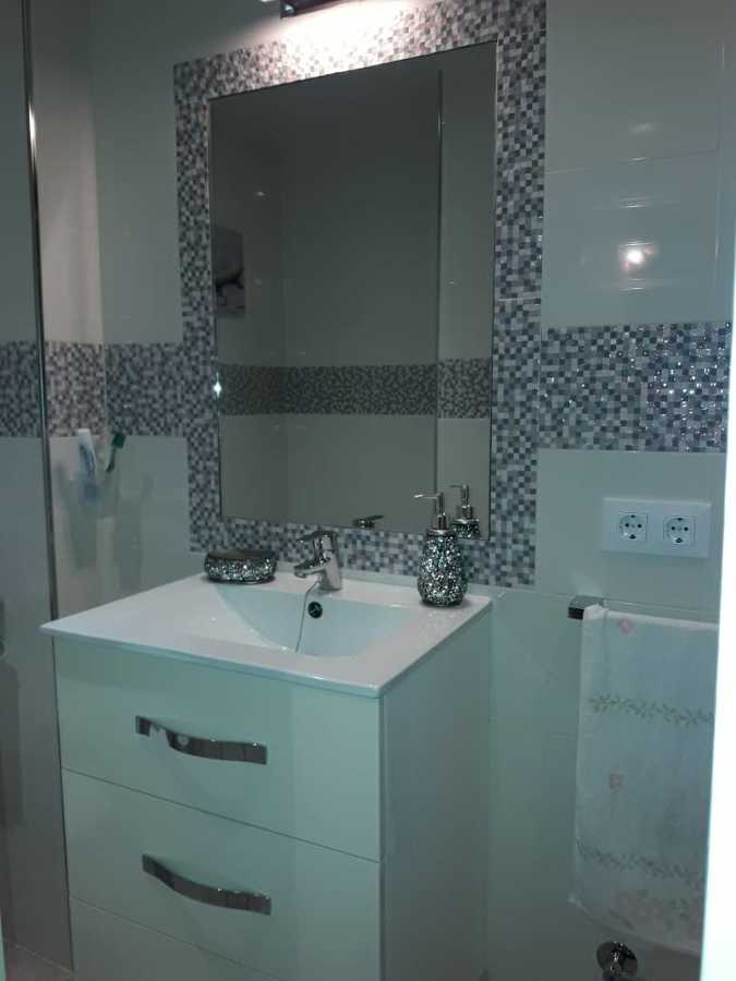 Baño con cenefa y espejo integrado