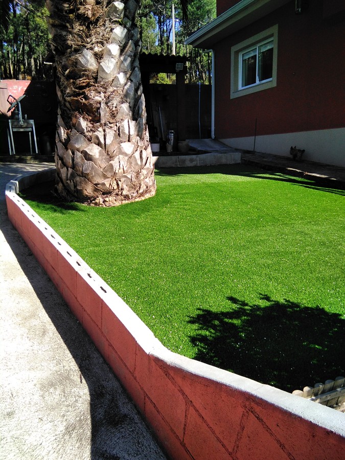 Instalado césped artificial.