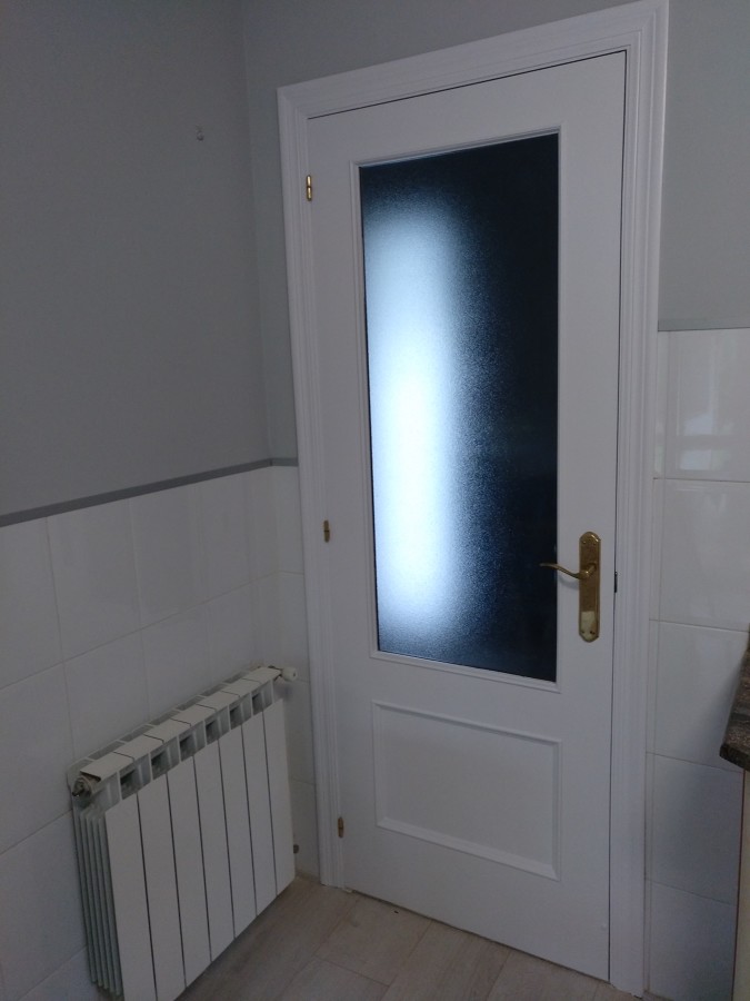 Puerta esmaltada en blanco satinado.
