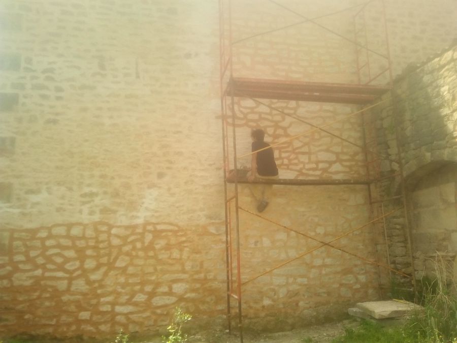 Piedras, polvo color tabaco acabado