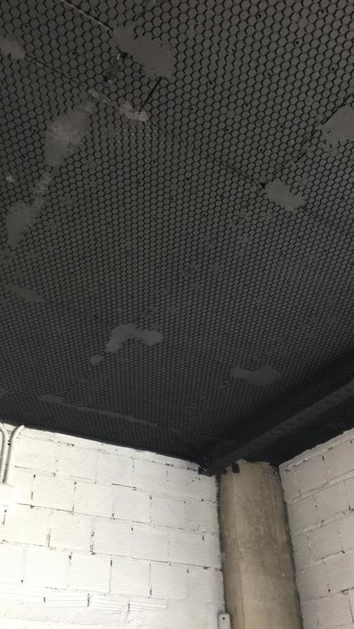 Techo de corcho con cañerías vistas