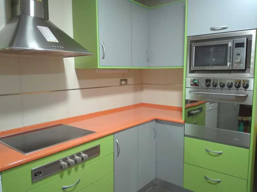 Cocina en tres colores super alegre