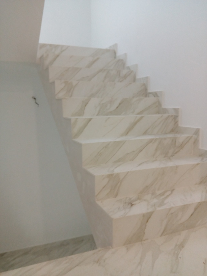 Escalera en neolith statuario