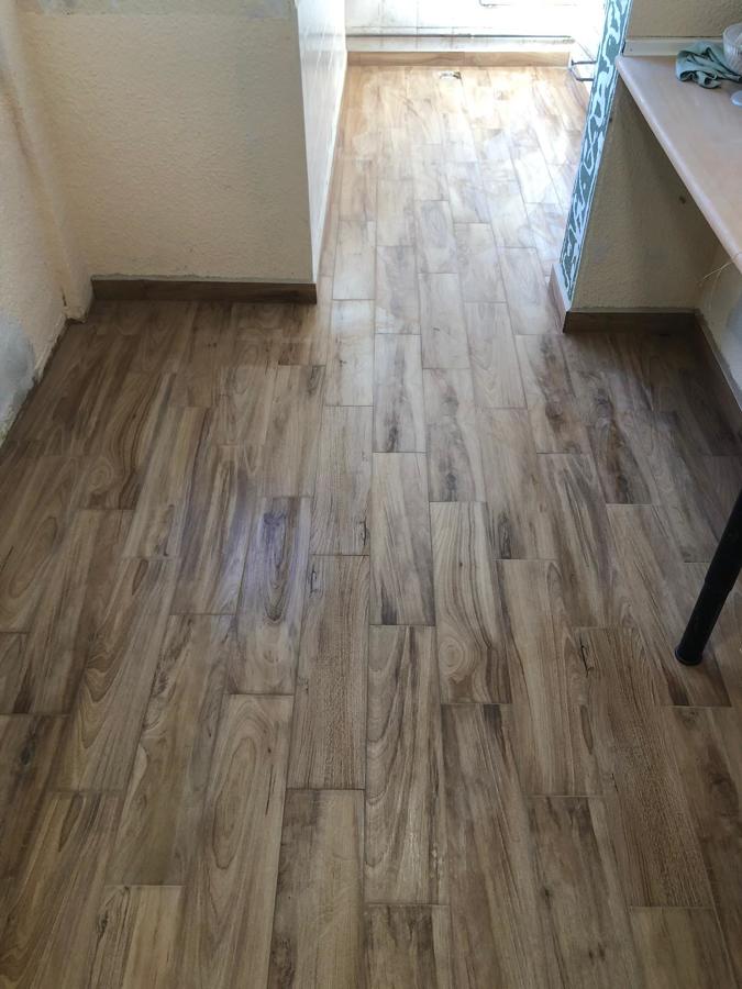 Solado Cerámica imitación madera.