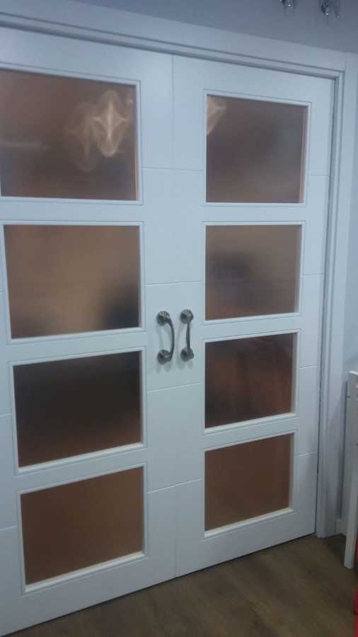 puerta con cristal translúcido