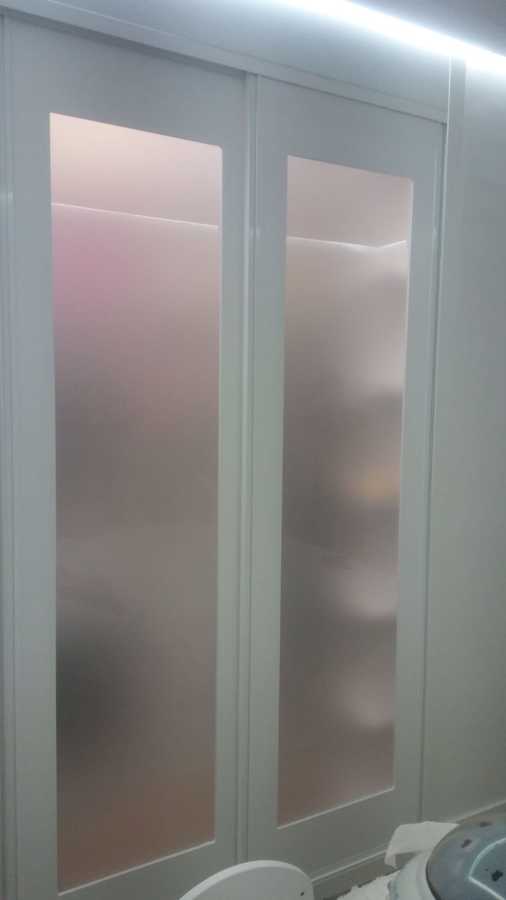 puerta con cristal translúcido