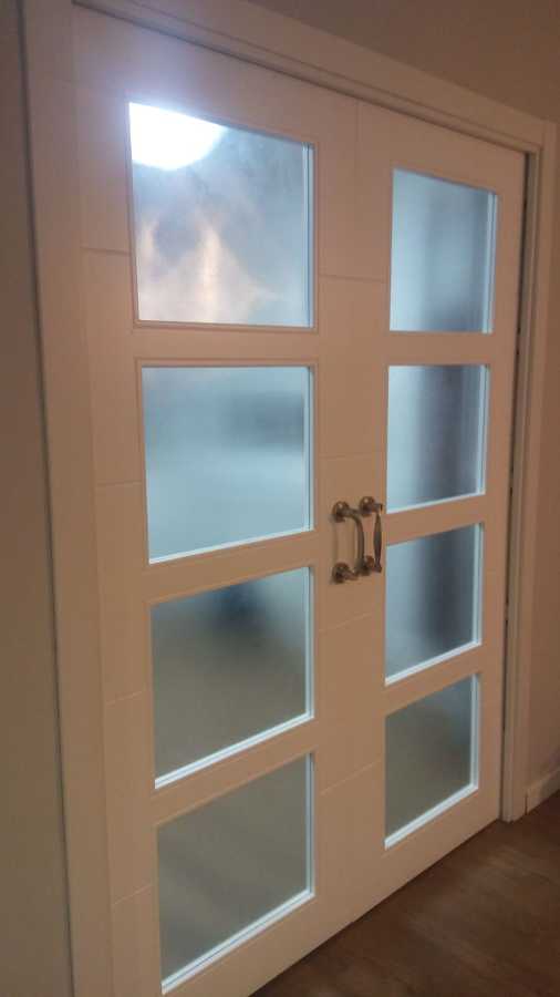 puerta con cristal translúcido