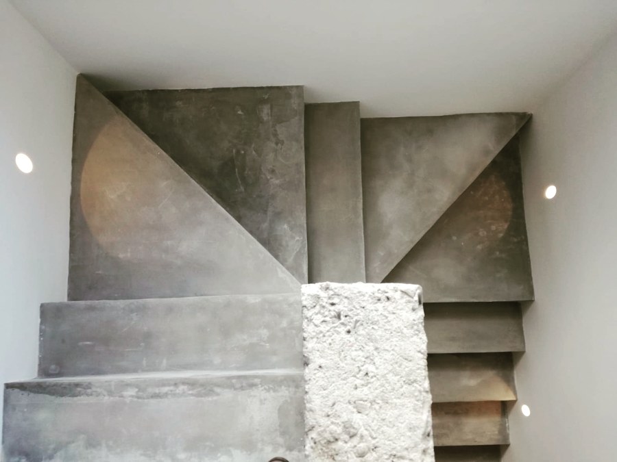 Escalera hormigón pulido
