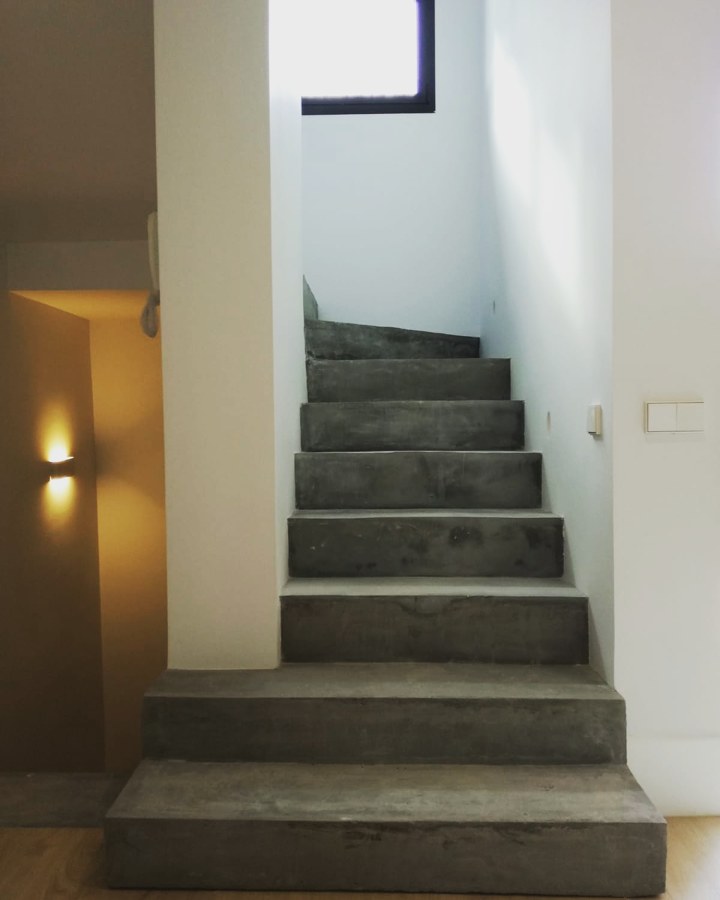 Escalera hormigón pulido