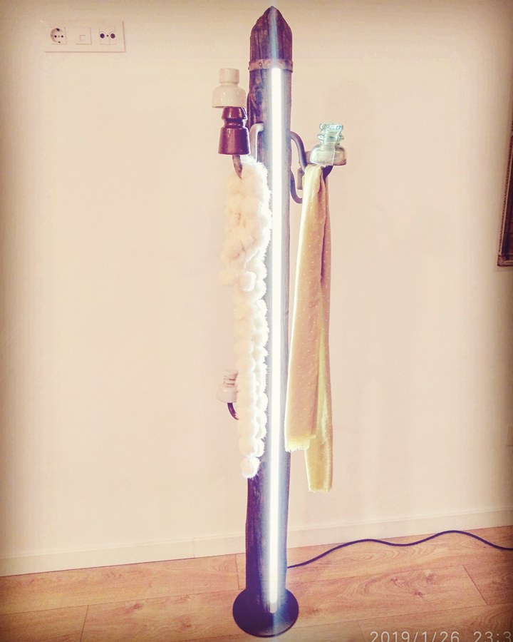 Perchero retrofuturista