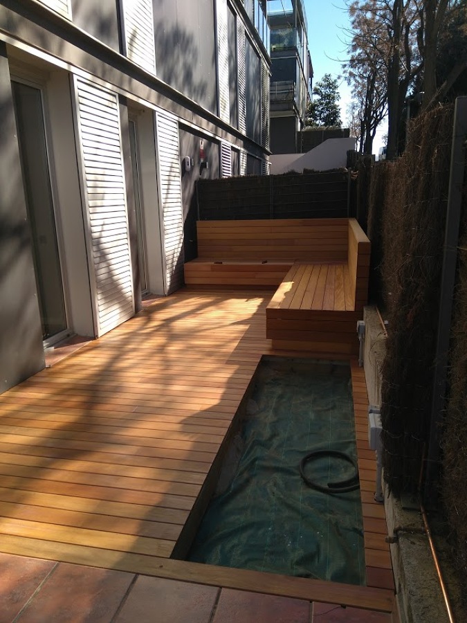 Tarima exterior con banco