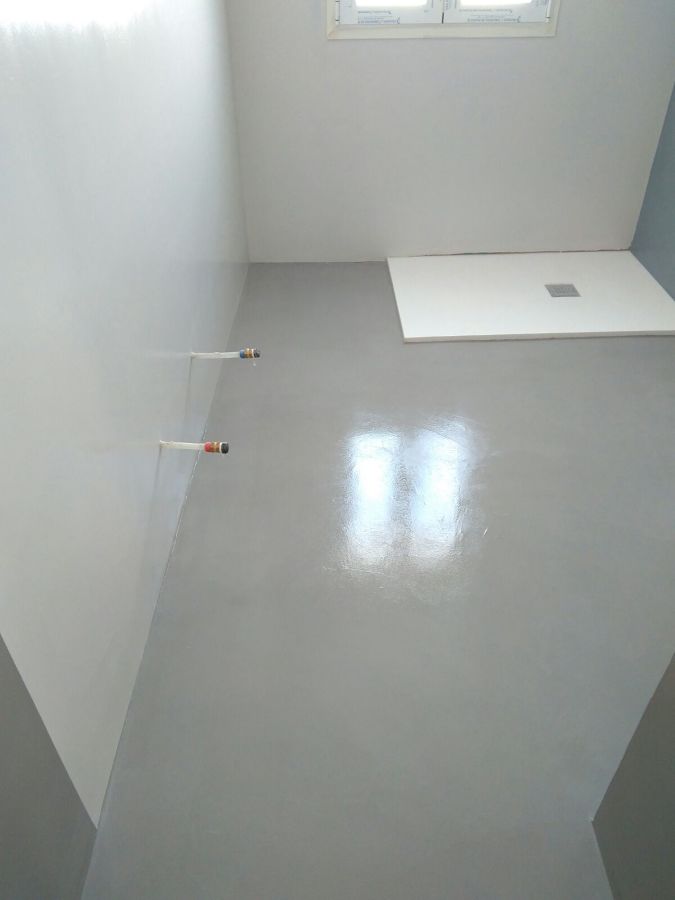 Baño de microcemento en varios tonos