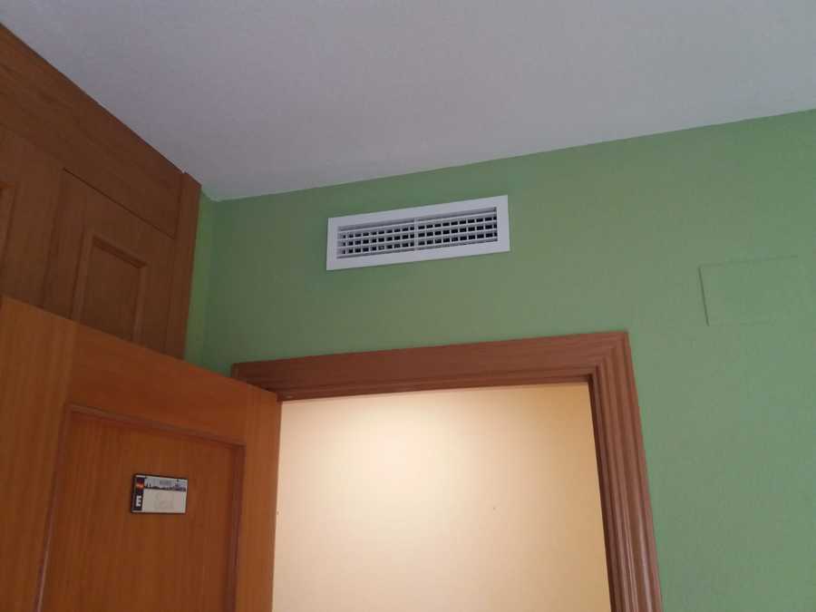 Rejilla de impulsión en habitación. Pintura terminada