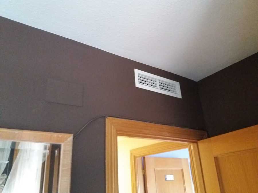 Rejilla de impulsión en habitación. Pintura terminada