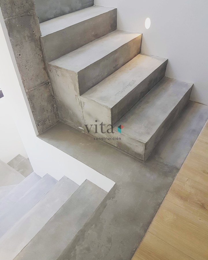 Escalera hormigón pulido