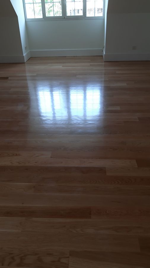 Barniz poliuretano satinado en tarima de roble maciza