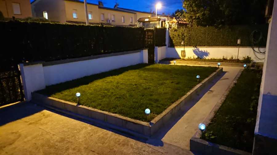 Reparación de muro roto, levantamiento de vallado símil césped y construcción de jardinera baja para zona verde.