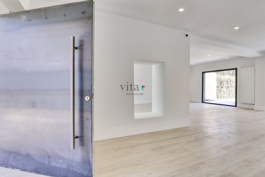 Puerta entrada vivienda unifamiliar