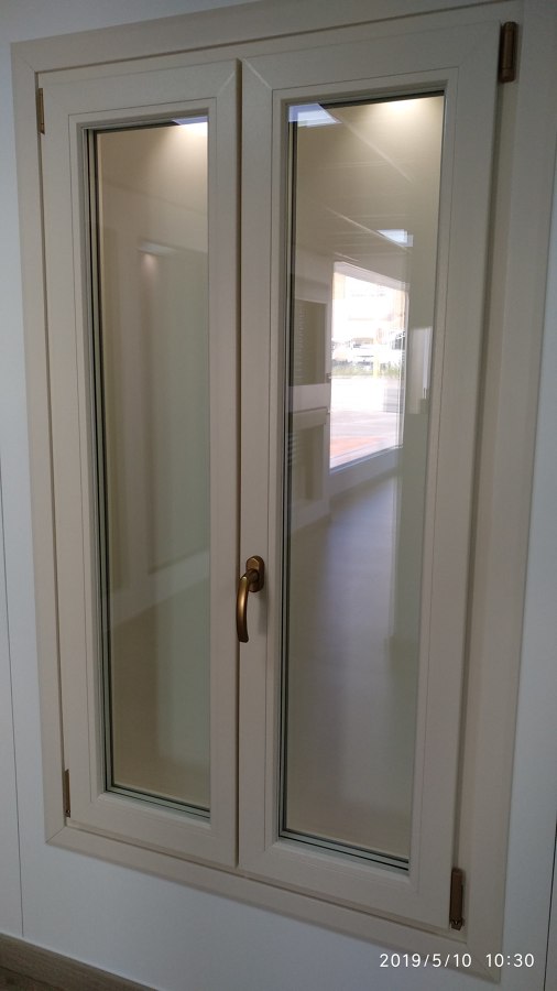 Ventana de PVC de dos hojas oscilobatientes.