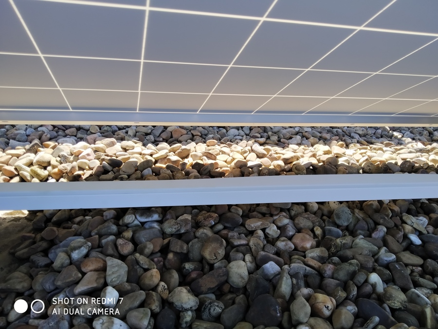 Cables protegidos en instalación solar en cubierta