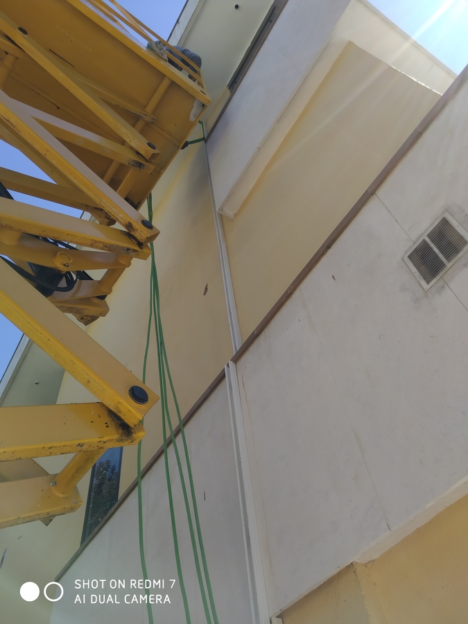 Instalación de cables en exterior para autoconsumo