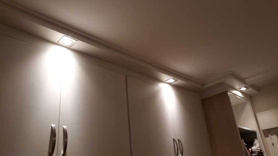 Puertas en pino cervino con cierre amortiguado