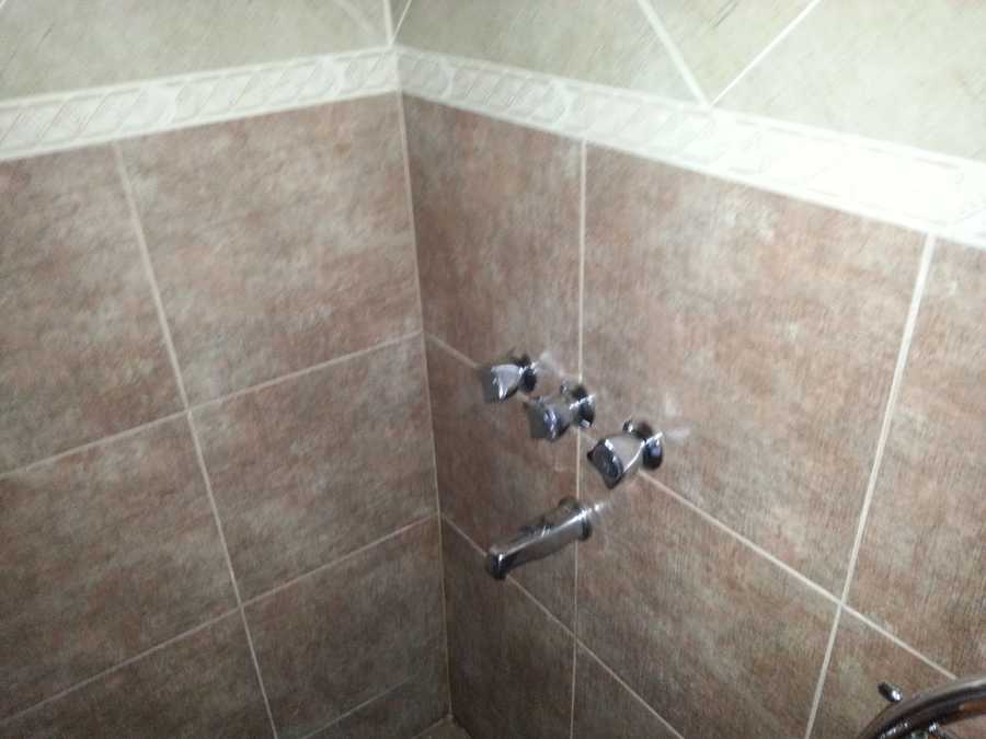 Colocación de cerámicas en baño