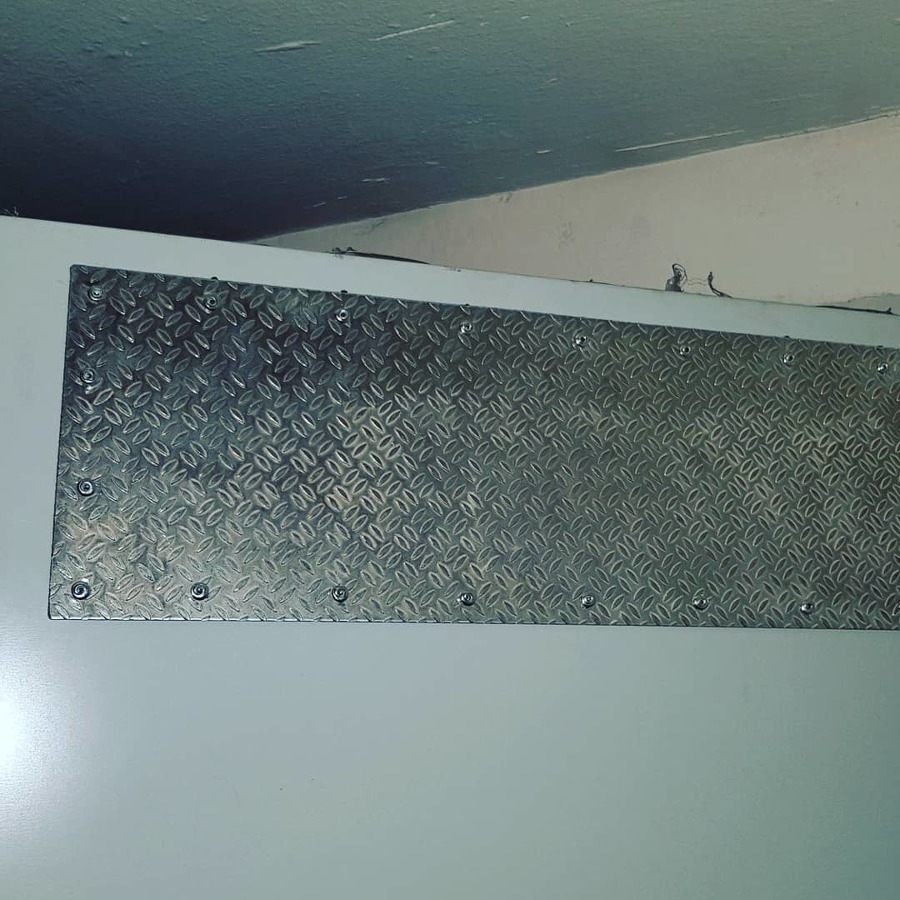 Instalación  de muelle puerta de acceso a zona común