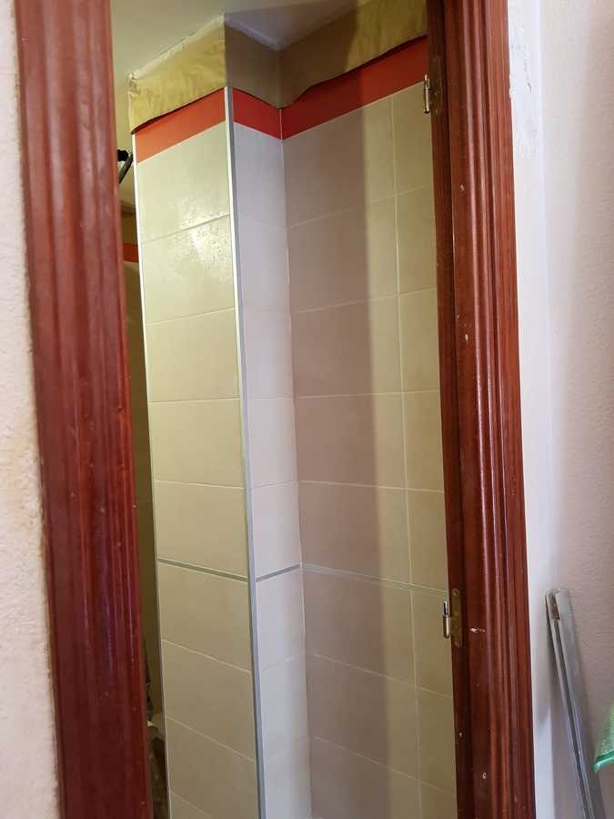 Diseño moderno de baño encasa antigua