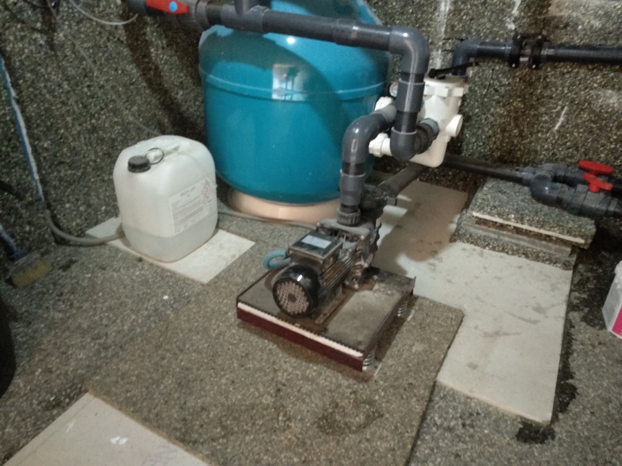 Insonorizar cuarto máquinas piscina