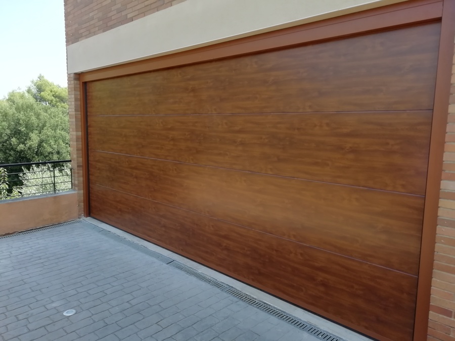 PUERTA SECCIONAL EN PANEL IMITACION MADERA TONO CLARO