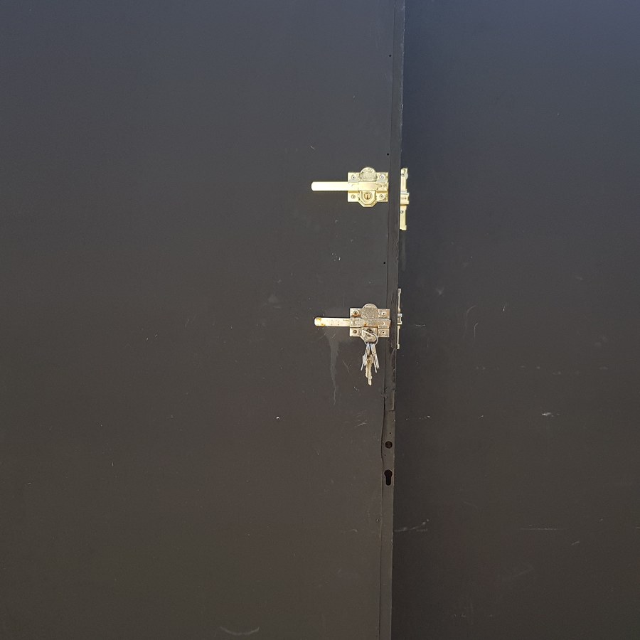 Cerrojos instalados en puerta de cancela