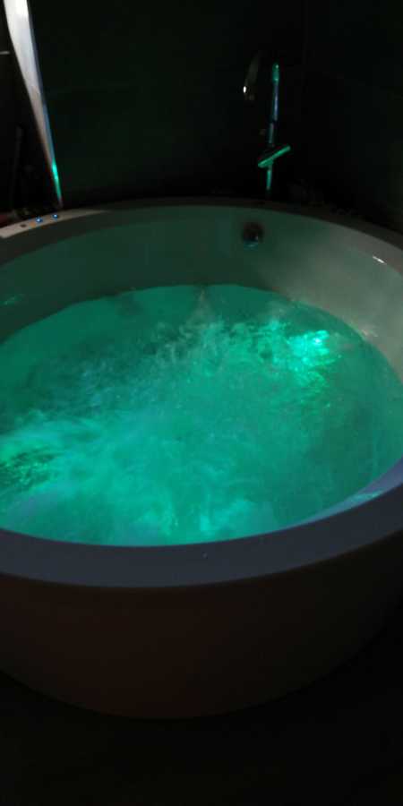Jacuzzi con luces LED.