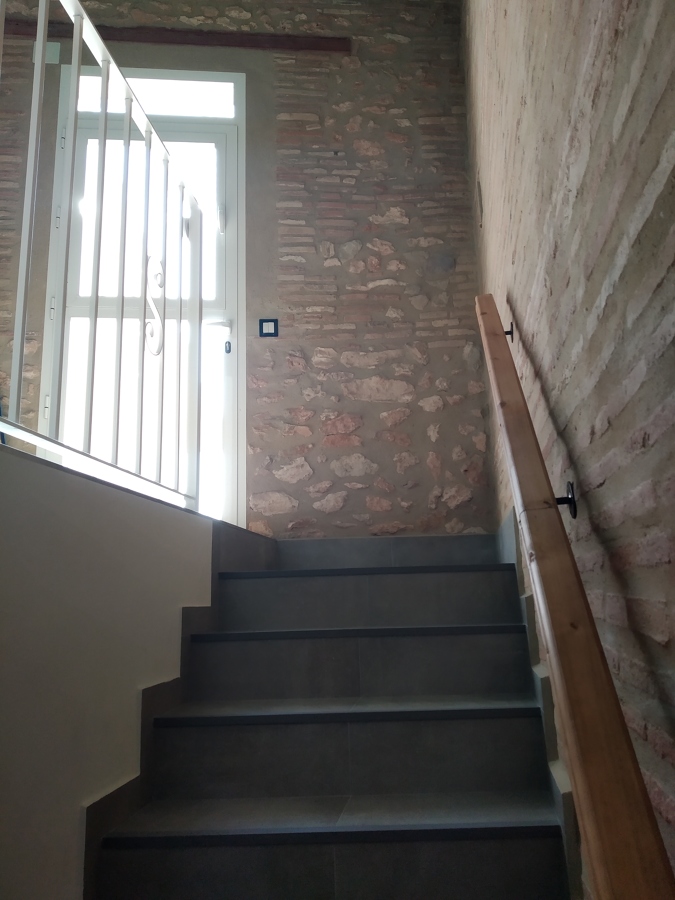 Tratamiento de caravista y barandilla de madera.