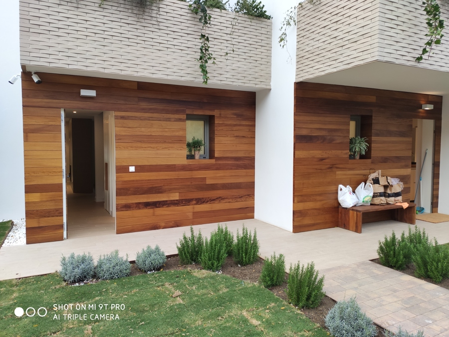 Fachada de duelas iroko